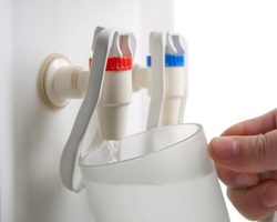 Когда и как нужно проводить обработку кулера для питьевой воды? Как почистить кулер для питьевой воды самостоятельно лимонной кислотой и дезинфицирующим препаратом Гуанполисептом: инструкция