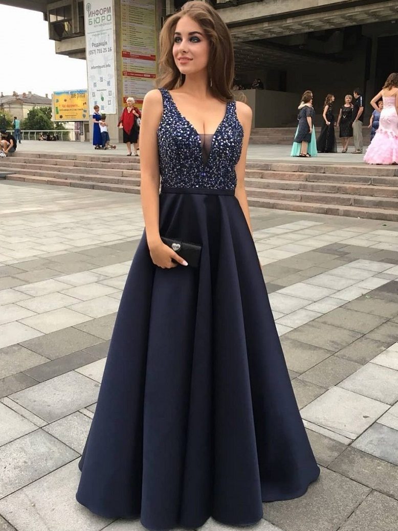 Выпускница в красивом платье