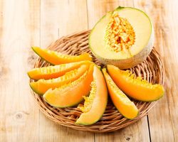 Дыня: полезные свойства, состав, калорийность продукта. Польза дыни: для мужчин, женщин, детей, беременных, при похудении, грудном вскармливании. В чем заключается вред дыни?