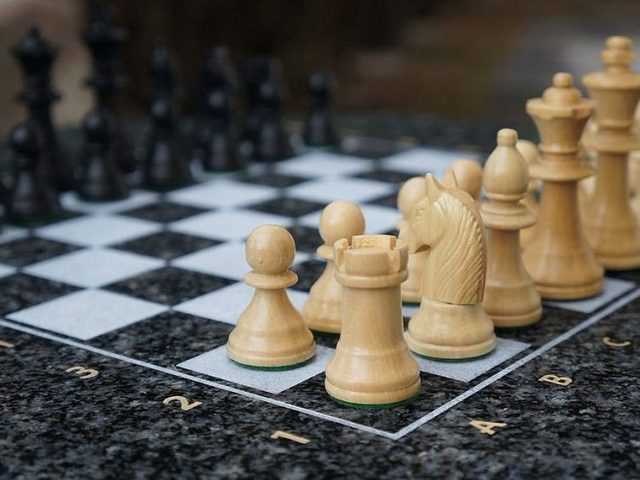 Как ходят фигуры в шахматах? Как правильно расставить фигуры на шахматной доске? Как научиться играть в шахматы с живыми игроками: нестандартные случаи, советы, правила игры для начинающих. Какая цель игры, сколько стоят фигуры, что означает «шаг» и «мат», как сделать рокировку в шахматах, можно ли превращать пешку в другие фигуры?