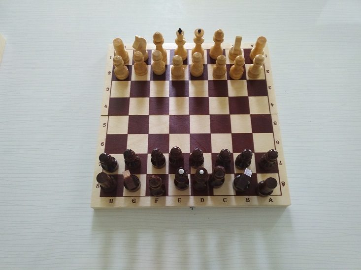 Светлый квадратик должен быть справа от вас