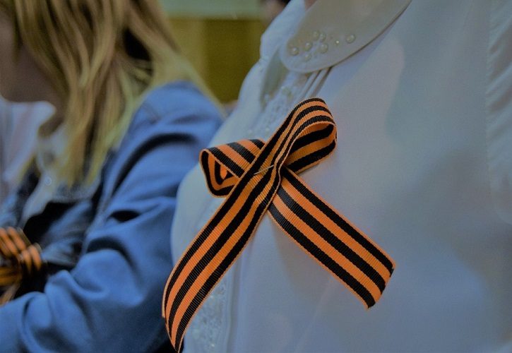 Ленту нужно крепить на груди, с левой стороны