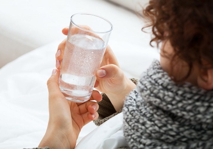 Особенно нужно пить много теплой воды во время болезни