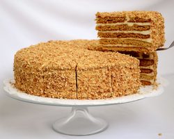 Торт медовый: вкусный и простой пошаговый рецепт, классический на водяной бане, на сковороде, медово-сметанный, с заварным кремом, из сметаны, со сгущенкой. Какой крем лучше подходит для медового торта? Как украсить медовый торт? Как сделать торт-цифру из медовых коржей?