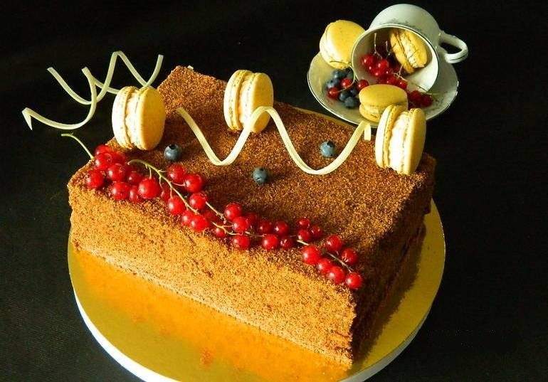 Печенье макарон и ягоды