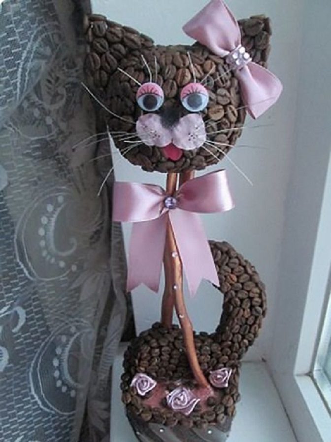 Кошка из кофейных зерен
