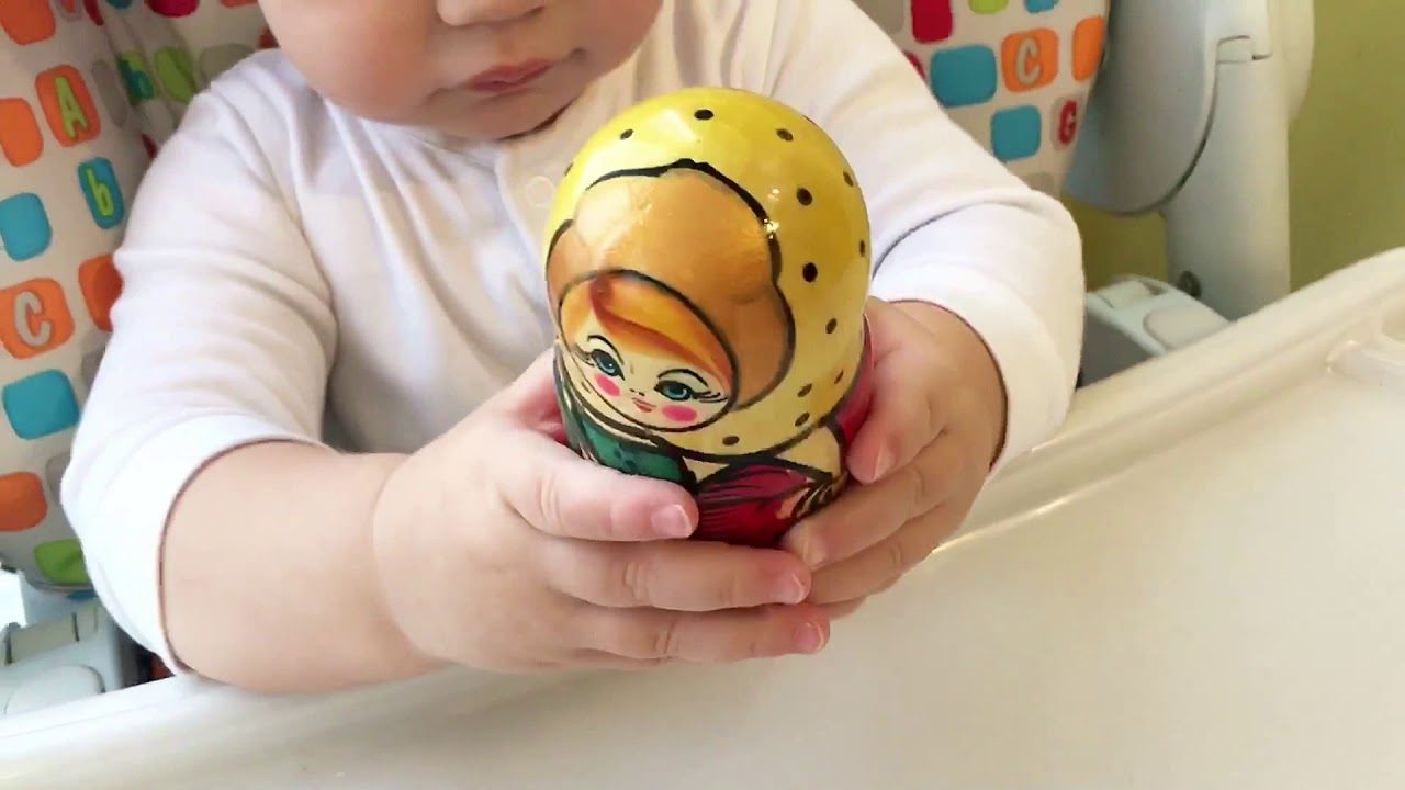 Дети с удовольствием играют с матрешками