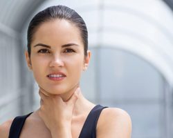 Першение в горле: как вылечить быстро, с помощью аптечных средств и народными методами? Виды и названия аптечных препаратов и народные рецепты от першения в горле