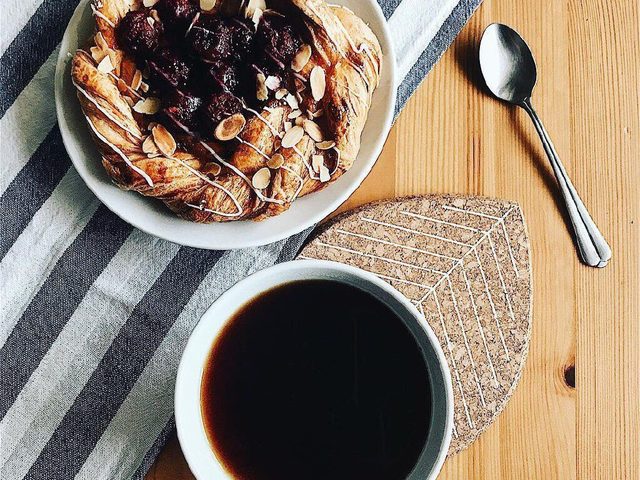 Что можно испечь и приготовить к чаю быстро и вкусно: идеи, рецепты быстрой и вкусной выпечки, фруктового торта, ромового медовика, бисквита с черникой, ванилью и корицей