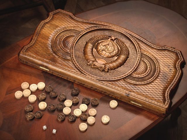 Как правильно играть в нарды: процесс игры в длинном типе и описание основных действий в коротких нардах — стратегия, приводящая к победе. Отличительные особенности между короткими и длинными нардами