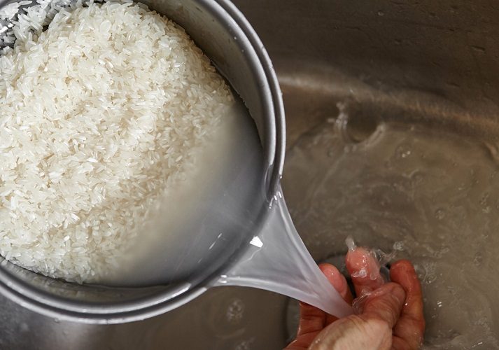 Рис промывайте так, чтобы вода была прозрачной