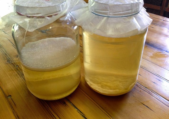 Брожение и образование осадка во время приготовления рисового уксуса