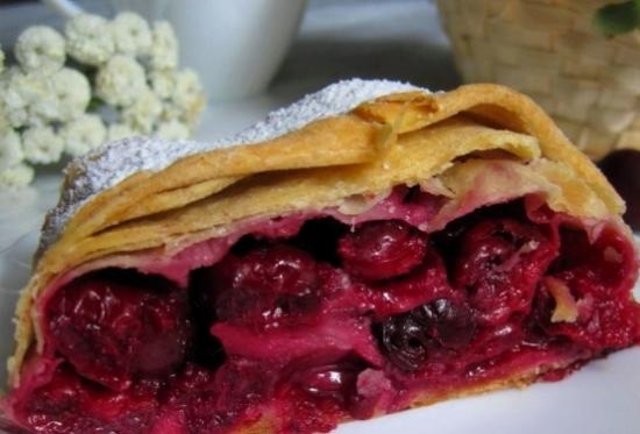 Слоеный рулет с вишней и орехами на скорую руку к чаю