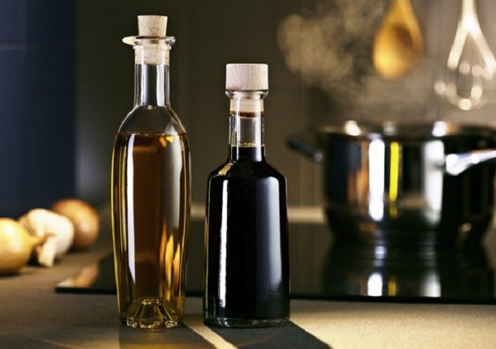 Коричневый и черный рисовый уксус