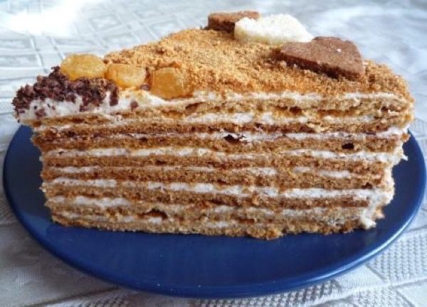 Вот такой получается торт-медовик с ромом, который можно приготовить к чаю на скорую руку