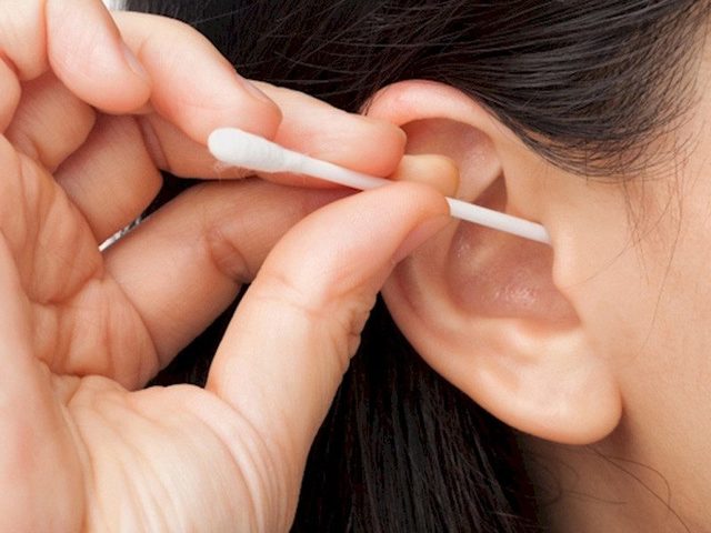 Чистка ушей взрослым и детям: как это делать нужно и что делать нельзя? Как и чем правильно почистить уши взрослому человеку и ребенку?