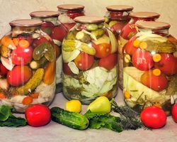 Ассорти из овощей на зиму: с белокочанной капустой, баклажанами, кабачками. сладким перцем, яблоками, грибами, помидорами, алычой, морковкой и луком — самые вкусные рецепты