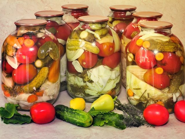 Ассорти из овощей на зиму: с белокочанной капустой, баклажанами, кабачками. сладким перцем, яблоками, грибами, помидорами, алычой, морковкой и луком — самые вкусные рецепты