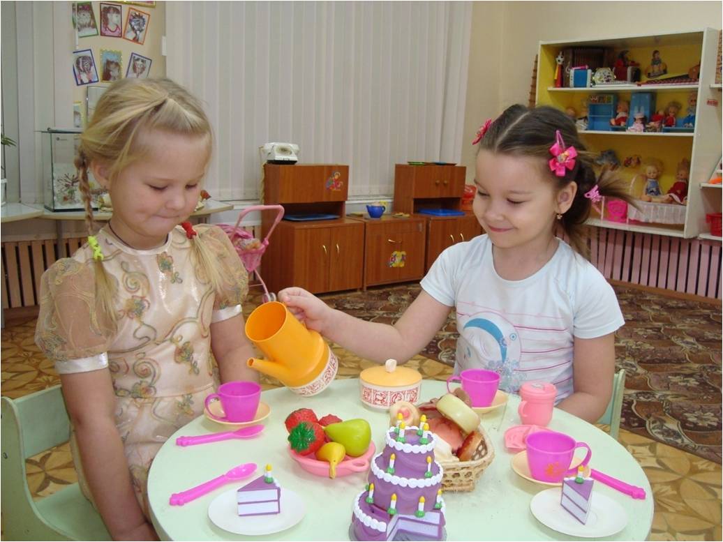 Пусть для начала ребенок 8 лет научится сервировать игрушечный стол
