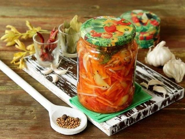 Что приготовить на зиму из овощей? Самые вкусные заготовки, закуски на зиму  из баклажанов, кабачков, сладкого и горького перца, с чесноком и алычой, куриным филе, фасолью и грибами, маринованные огурцы, томаты по-корейски, салат «Солнечный»: рецепты