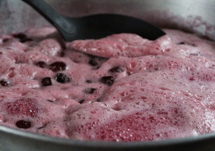Не стоит брать алюминиевую или медную посуду