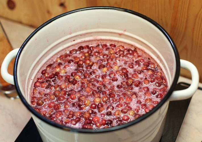 Особенно важно следить за вишневым, клубничным и малиновым вареньем
