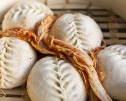 Рисовые пирожки по-корейски: со сладкой пастой из фасоли, с капустой и свиным мясом, с рыбой — 3 лучших рецепта с пошаговыми ингредиентами
