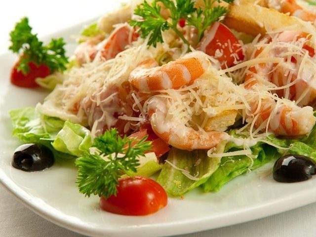 Салаты с креветками: лучшая подборка вкусных рецептов с огурцом, кальмарами, манго и авокадо, курицей и ананасами, рисовой лапшой, вяленными помидорами, пекинской капустой и кукурузой, грибами
