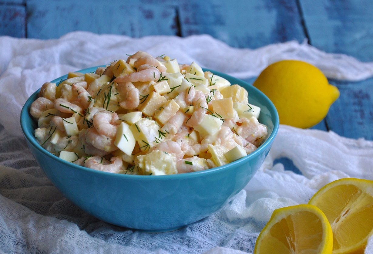 Безумно вкусный и простой рецепт салата с креветками