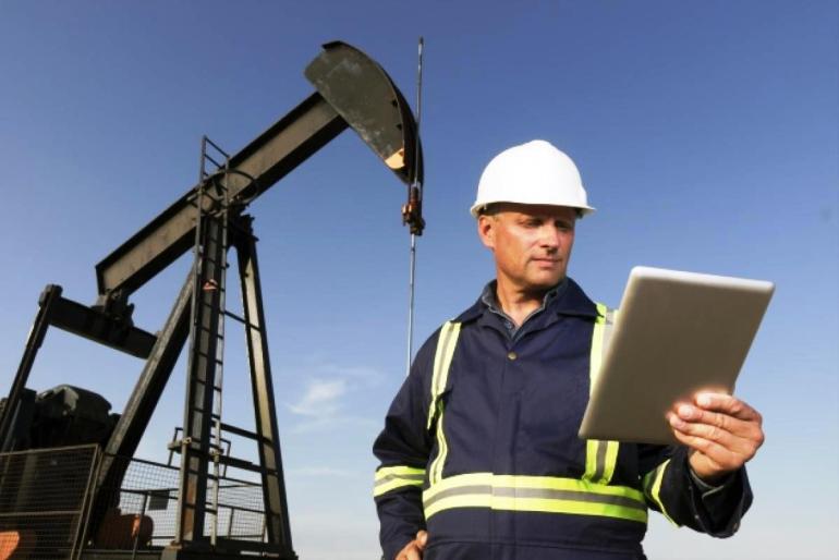 Нефтяник