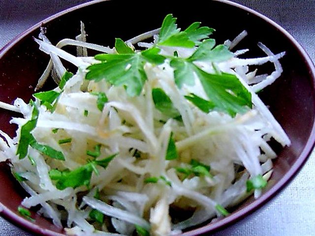 Самый вкусный салат из дайкона с огурцом, белокочанной капустой и брокколи, яблоком, яйцом, по-корейски, по-азиатски, помидором, курицей и сыром, авокадо