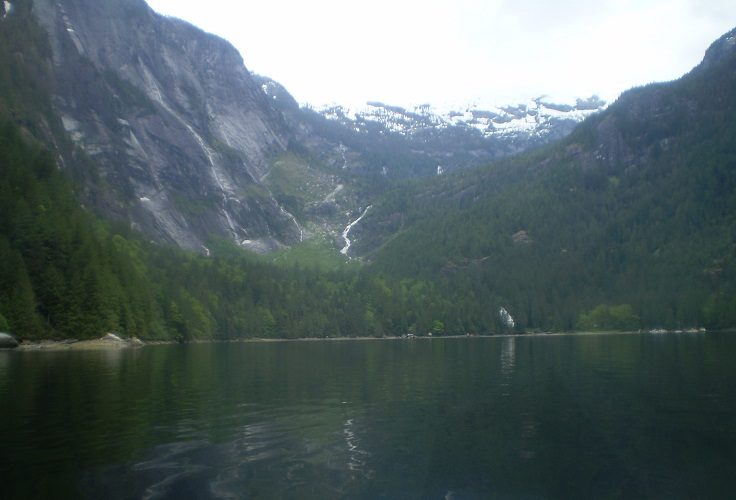 Это очень узкий водопад