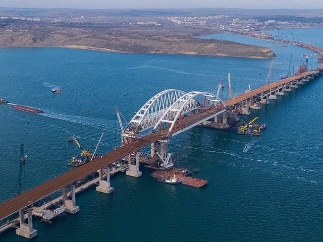 Самый длинный мост над водой в России и Европе — Крымский мост: общие характеристики, предыстория, выбор названия, влияние на окружающую среду, интересные факты