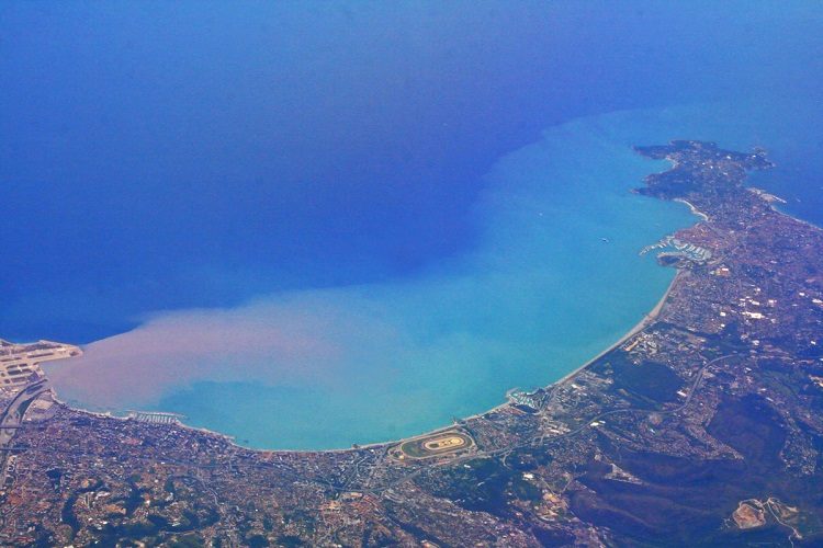Море, что омывает берега теплых стран