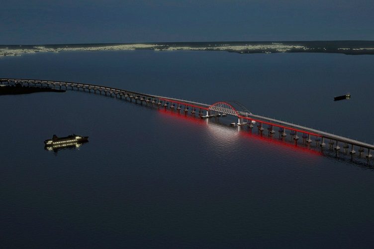 Современный же мост даже оснащен подсветкой