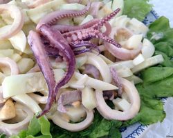 11 самых вкусных салатов с кальмарами: с луком и яйцом, чесноком и плавленым сыром, огурцами и без майонеза, капустой и кукурузой, зеленью и твердым сыром, шампиньонами, курицей, крабовыми палочками, зеленным горошком, рисом, в чесночном соусе