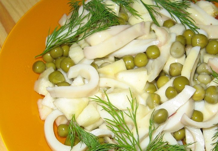 Кальмар отлично сочетается с зеленным горошком