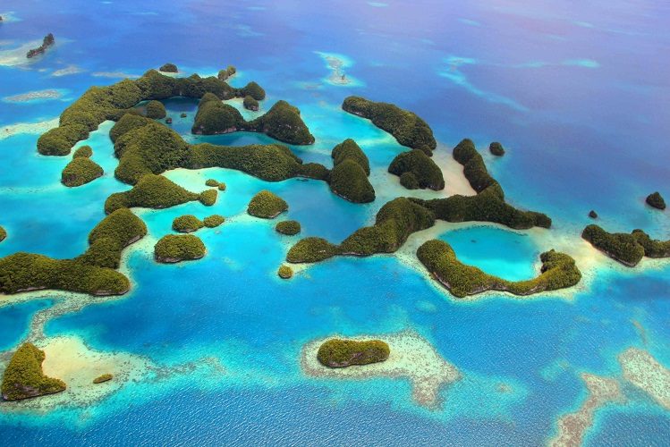 Дно моря просто усеяно раазличными выступами и возвышенностями, что словно соединяют между собой острова