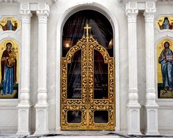 Как называются врата в самом центре иконостаса? Почему врата в центре иконостаса называются Царскими? Царские врата как важный символ в христианстве, архитектурный элемент. Когда распахиваются Царские врата?