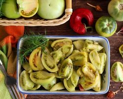Блюда из зеленых помидоров на зиму простым способом, жареные, по-грузински, фаршированные морковью и чесноком, зеленью, острые, в томатном соку, с лимонным соком, виноградом, горчицей, яблоками и свеклой, витаминный салат: лучшие рецепты