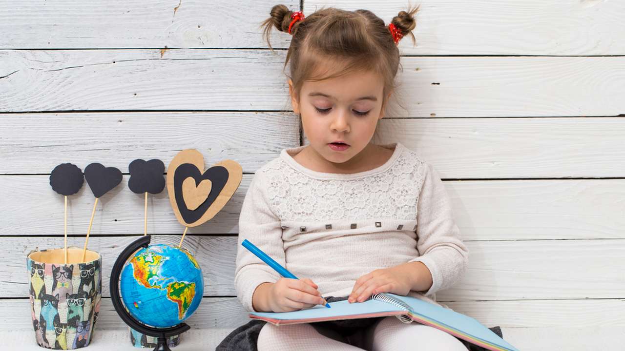 Научившись в форме игры правильно воспринимать на слух информацию, 6-летний ребенок будет лучше учиться в школе