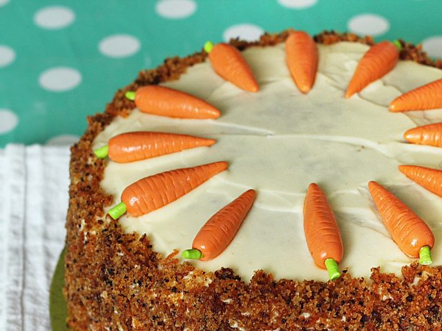 Торт морковный: самый вкусный и простой пошаговый рецепт. Приготовление морковного торта с заварным кремом, из сметаны, со сгущенкой, сливками в домашних условиях. Какой крем лучше подходит к морковному торту? Как украсить торты на морковном бисквите?