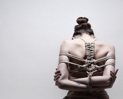 Как связать самого себя до беспомощного состояния крепко, веревкой, скотчем, ремнем в домашних условиях, чтобы не развязаться: тренировки