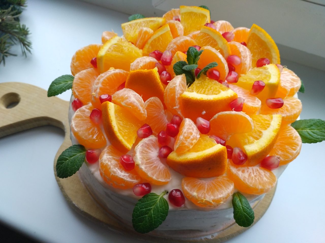 Свежий апельсин и дольки мандарина
