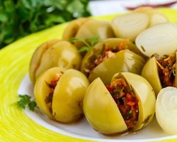 Зеленые помидоры по-армянски на зиму: маринованные, квашеные, острые, с начинкой из овощного ассорти, фаршированные зеленью, морковью и сладким перцем — самые лучшие рецепты