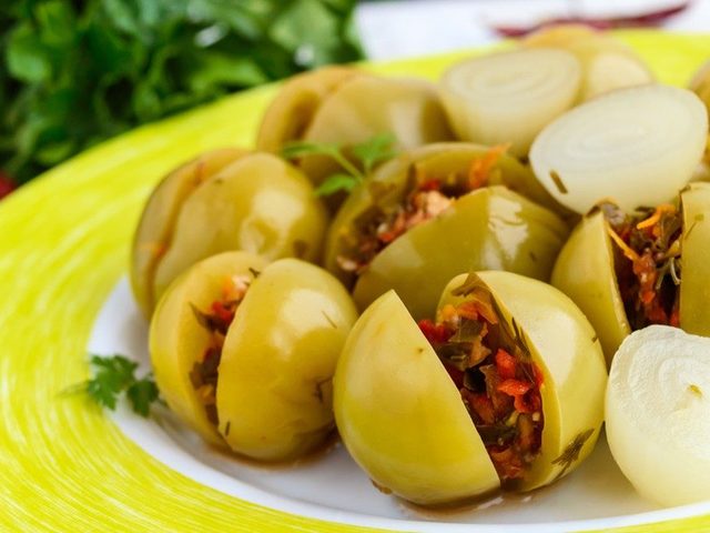 Зеленые помидоры по-армянски на зиму: маринованные, квашеные, острые, с начинкой из овощного ассорти, фаршированные зеленью, морковью и сладким перцем — самые лучшие рецепты