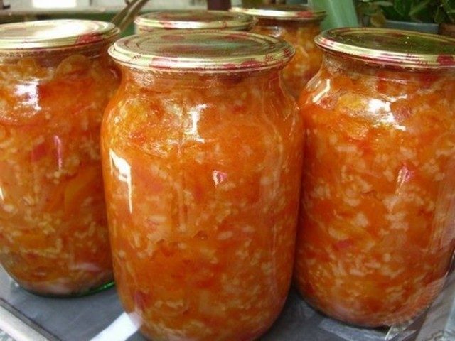 Салат с овощами и рисом