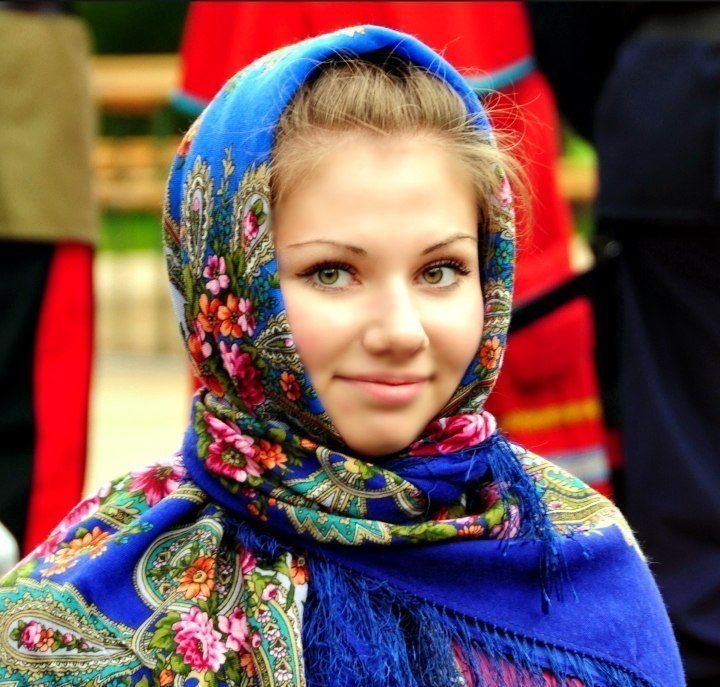 Платок на голове снится людям, нуждающимся в покровительстве и защите.