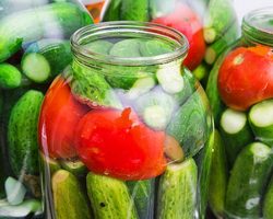 Маринованные помидоры и огурцы в одной банке на зиму: самый лучший рецепт овощного ассорти с подробными ингредиентами