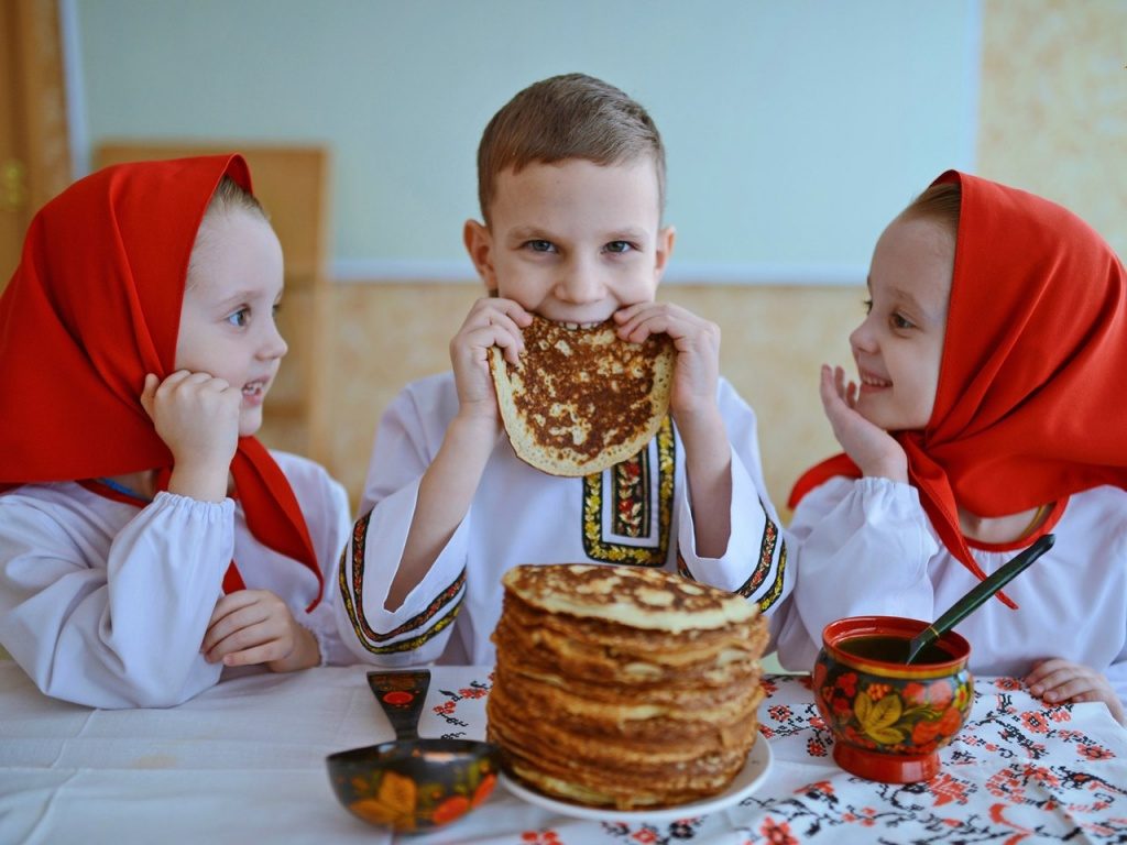 Угощать и угощаться самому едой во сне - хороший знак.